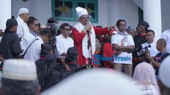 STATEMENT: Sultan Tidore Husain Sjah saat berorasi di depan Kedaton Kesultanan Tidore ketika menemui massa dari Presidium Rakyat Tidore, Kamis (17/7/2025). Di mana ia meminta 11 warga Halmahera Timur yang ditahan agar dibebaskan