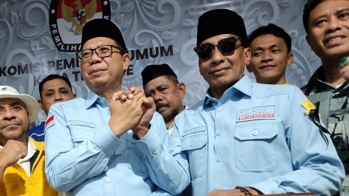 PILKADA: Syahril Abdurradjak (kiri) dan Makmur Gamgulu (kanan) berpose usai mendaftar ke KPU sebagai Calon Wali Kita dan Calon Wakil Wali Kota Ternate, Maluku Utara untuk Pilkada 2024, Rabu (28/8/2024)