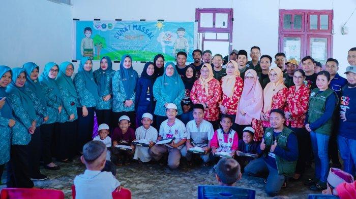EVENT: Ketua TP-PKK Halmahera Timur, Maluku Utara Sitinur Ubaid bersama KTBH dan peserta sunatan massal pose bersama, Selasa (13/5/2025)