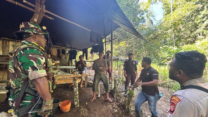 TAMBANG ILEGAL - Tim gabungan saat menutup aktivitas Pertambangan Emas Ilegal (PETI) di Desa Noku, Kecamatan Loloda, Kabupaten Halmahera Barat, Senin (21/4/2025). Tujuh penambang bakal dijadikan sebagai tersangka.