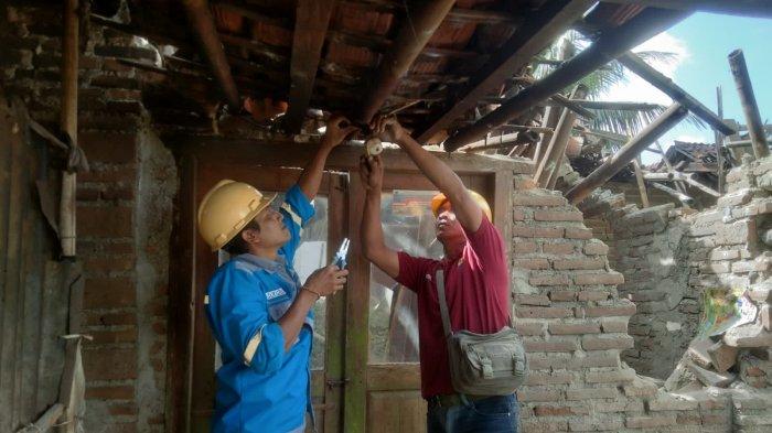 PENANGANAN: Tampak petugas PLN tengah memasang instalasi listrik di salah satu rumah warga yang terdampak gempa di bantul, Yogyakarta, Senin (3/7/2023).