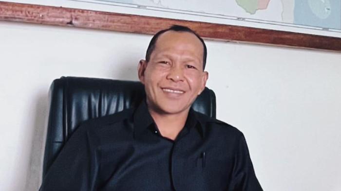 TARGET: Kabid Destinasi Disparbud Halmahera Timur, Maluku Utara Harmin Abdullah saat diwawancarai Tribunternate.com disela-sela kerjanya, Kamis (17/7/2025)