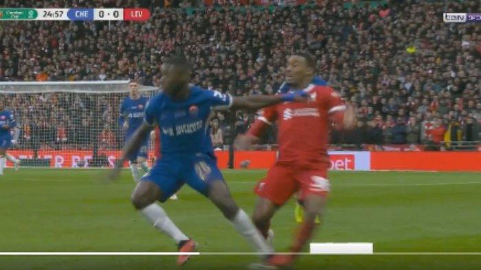 Tekel pemain Chelsea Moises Caicedo terhadap gelandang Liverpool, Ryan Gravenberch, dalam final Carabao Cup