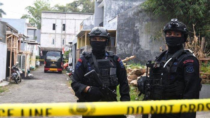 Densus 88 anti teror Polri tangkap terduga teroris di Halmahera Tengah, Senin (30/12/2024).