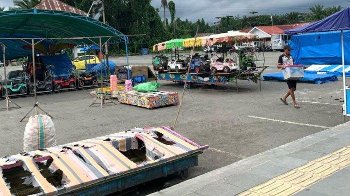 ALIH FUNGSI: Tampak beberapa wahana anak-anak berada dalam terminal angkutan umum Labuha, Kecamatan Bacan, Halmahera Selatan, Maluku Utara, Selasa (22/4/2025)