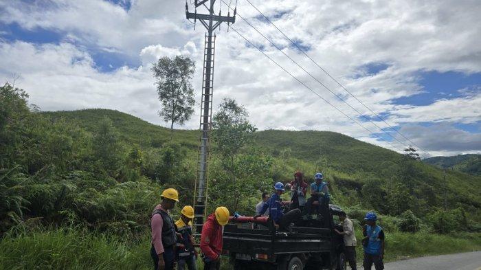 PELAYANAN - Tim teknis PLN melakukan pengecekan jaringan tegangan menengah sebagai bagian dari proses energize.