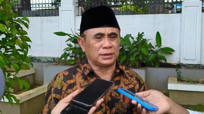 JABATAN: Kepala BKD Maluku Utara Miftah Baay saat diwawancarai awak media disela-sela kerjanya, Jumat (20/12/2024)