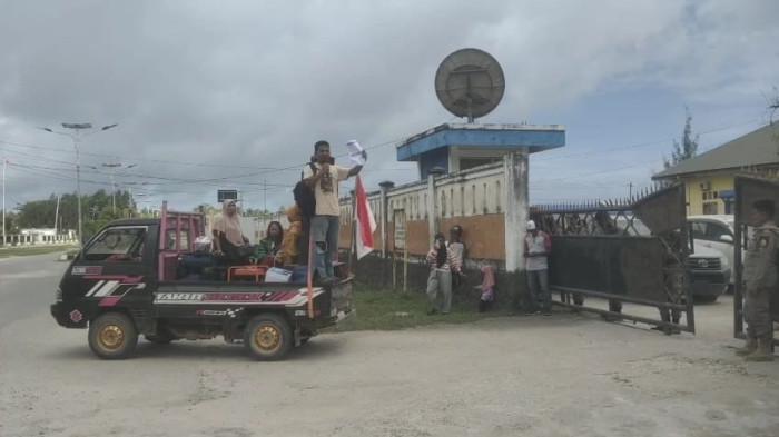 DEMO: Emak-emak korban dugaan penipuan modus investasi berunjukrasa di depan kantor Polres Pulau Taliabu, Maluku Utara, Senin (28/7/2025)
