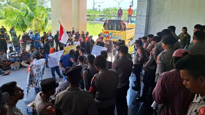 TUNTUTAN: Nelayan Morotai demo di depan kantor Pemerintahan Terpadu Kabupaten Pulau Morotai, Provinsi Maluku Utara, mereka mengancam jika tuntutan mereka tidak diakomodir maka, mereka bakal membakar kapal Pakura yang menangkap ikan di perairan laut Morotai, Selasa (29/4/2025)
