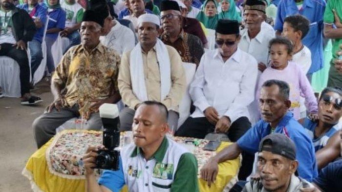 Simpatisan Mustika menghadiri kampanye paslon Muttiara-Salim di Desa Blifitu, Kecamatan Patani Utara, Halmahera Tengah, Maluku Utara, Jumat (18/10/2024).
