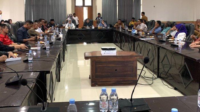 WACANA: Suasana berlangsung rapat antara DPRD Halmahera Selatan, Maluku Utara dengan Konsorsium DOB, Senin (26/5/2025)