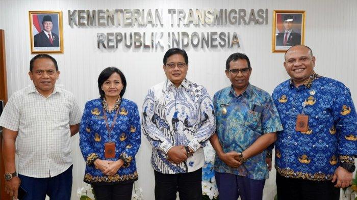 PROGRAM: Wakil Bupati Halmahera Utara, Maluku Utara Kasman Hi Ahmad (kedua dari kanan) pose bersama dengan Wamen Transmigrasi Viva Yoga Mauladi di Kantor Kementerian Transmigrasi di Jakarta
