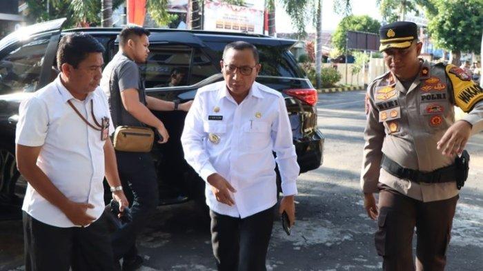 Wali Kota Ternate, M Tauhid Soleman saat berkunjung ke Polres Ternate