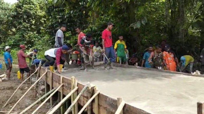 KETERANGAN: Hasil Patungan, Warga di Pulau Taliabu bangun jembatan swadaya penghubung Desa Mananga-Tanjung Una, Kecamatan Taliabu Barat, Pulau Taliabu, Maluku Utara