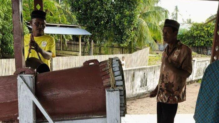 LEBARAN: Umat Muslim di Desa Kawalo, Pulau Taliabu, Maluku Utara ketika menggelar Tata Buang atau ritualadat menyambut Idul Fitri 2025, Jumat (28/3/2025). Penduduk di desa tersebut akan merayakan Idul Fitri 2025 Sabtu besok