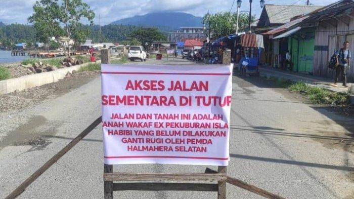 Tampak ruas jalan menuju Pelabuhan Habibi, Desa Labuha, Kecamatan Bacan, Kabupaten Halmahera Selatan, dipalang warga, Jumat (20/12/2024).