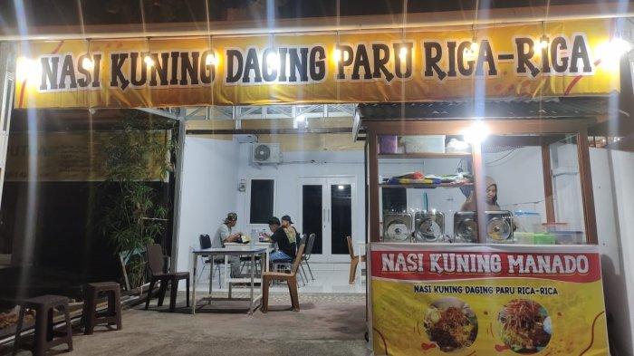 Warung Nasi Kuning begadang di Kota Ternate, Maluku Utara