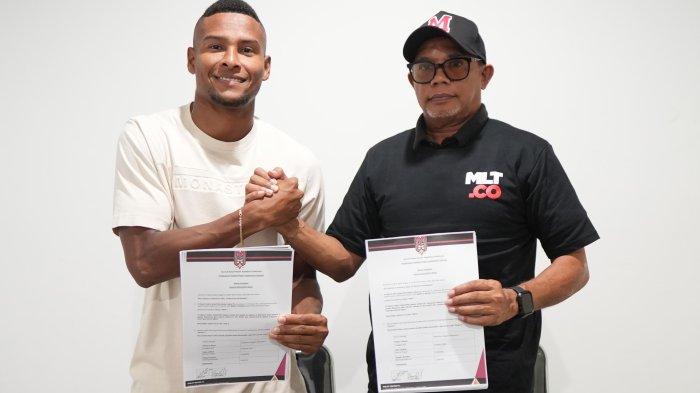 KOMPETISI: Wbeymar Angulo (kiri) dan COO Malut United Willem D. Nanlohy (kanan) memperlihatkan kontrak baru usai penandatanganan, Rabu (18/6/2025)