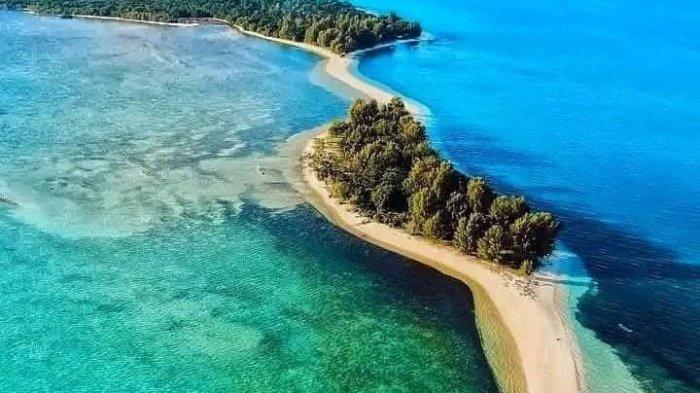 Pulau Dodola, salah satu wisata di Pulau Morotai, Provinsi Maluku Utara, Jumat (13/12/2024)