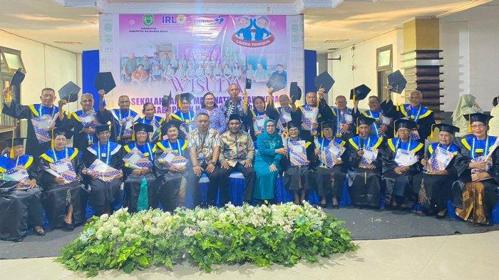 Wisuda lansia yang diinisiasi BKKBN Maluku Utara