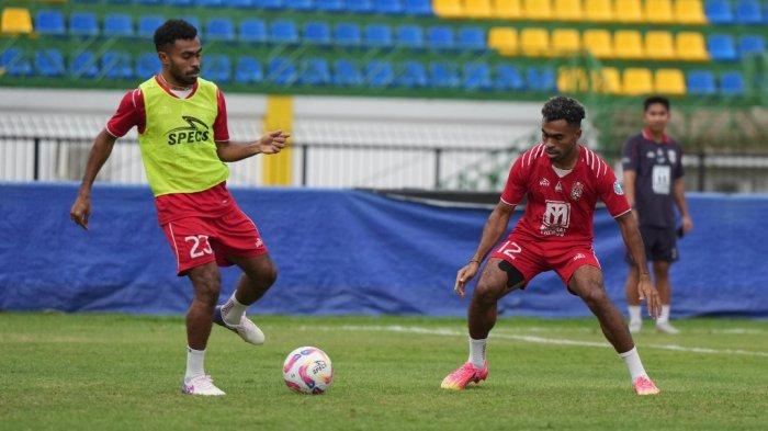 KOMPETISI: Yakob Sayuri dan Yance Sayuri pada sebuah sesi latihan bersama Malut United jelang laga melawan Barito Putera, Sabtu (8/3/2025). Laga ini akan berlangsung di Stadion Demang Lehman pada lanjutan Liga 1 2024-2025 pekan ke 26