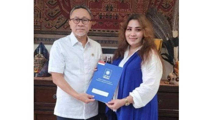 PEMILU: Ketum DPP PAN, Zulkifli Hasan (kiri) saat menyerahkan SK Ketua DPW PAN Maluku Utara, Senin (7/8/2023).