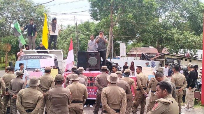 AKSI - Aksi Majelis Rakyat Sofifi di depan kantor Gubernur Maluku Utara, Senin (14/7/2025).