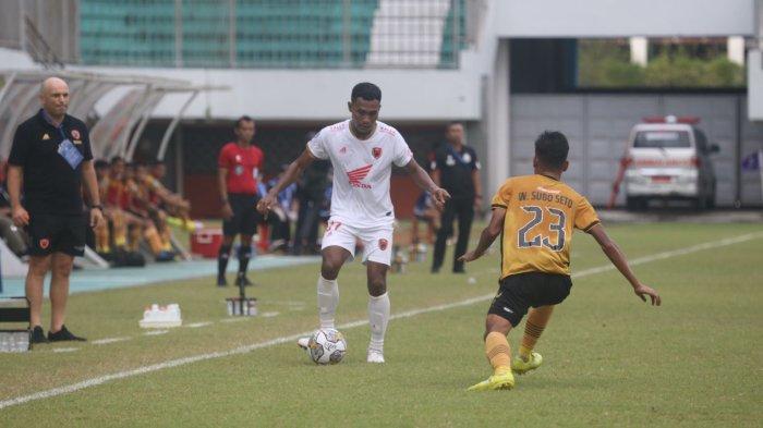 RAIHAN: Aksi Safrudin Tahar (jersey putih) pemain PSM Makassar asal Kota Ternate, Maluku Utara. Di mana Juku Eja berhasil ke puncak klasemen Liga 1, usai menang 2-0 atas PISI Semarang. (Dok Pribadi Safrudin Tahar)