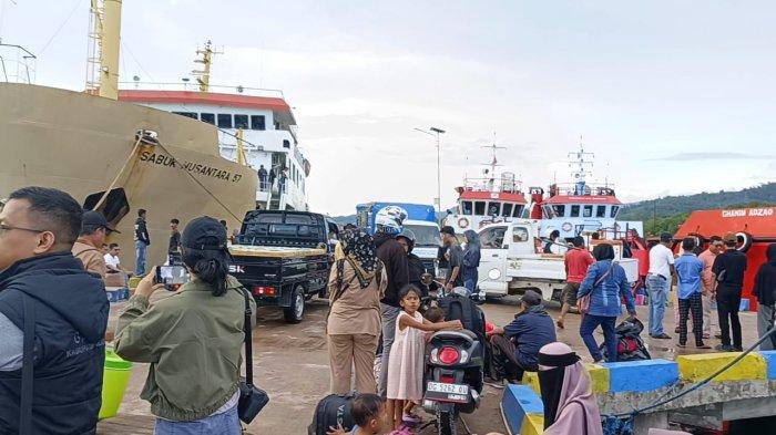 ANGKA KEMISKINAN - Aktivitas masyarakat di Pelabuhan Tamping, Kabupaten Pulau Taliabu, Maluku Utara. Angka Kemiskinan Pulau Taliabu menurun, Rabu (16/4/2025).