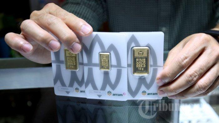 HARGA EMAS ANTAM - Pedagang menata emas Antam di Jakarta, diunduh dari Tribunnews.com Rabu (30/3/2022). Berikut harga dan buyback emas Antam hari ini, Sabtu (5/4/2025). Turun jauh.