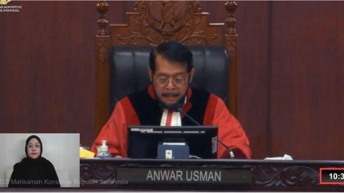Ketua Mahkamah Konstitusi (MK), Anwar Usman, dalam sidang putusan gugatan batas usia minimun capres/cawapres, Senin (16/10/2023). Mahkamah Konstitusi (MK) mengabulkan gugatan terkait batas usia capres-cawapres dalam Pasal 169 huruf q UU Nomor 7 Tahun 2017 tentang Pemilihan Umum lewat sidang pleno putusan yang digelar di Gedung MK, Jakarta pada Senin (16/10/2023) yang diajukan oleh mahasiswa yang bernama Almas Tsaqibbirru Re A.