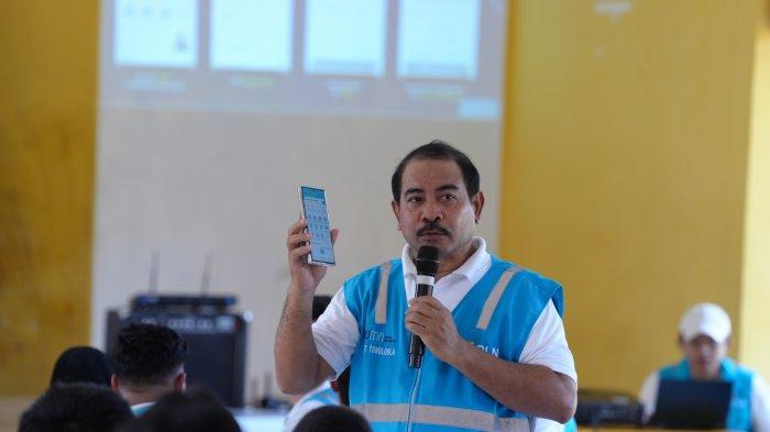 PENGGUNAAN PLN MOBILE - General Manager PLN UIW MMU, Awat Tuhuloula, menjelaskan keuntungan penggunaan aplikasi PLN Mobile kepada semua peserta kegiatan PLN Baronda Sekolah, Sabtu (15/2/2025).