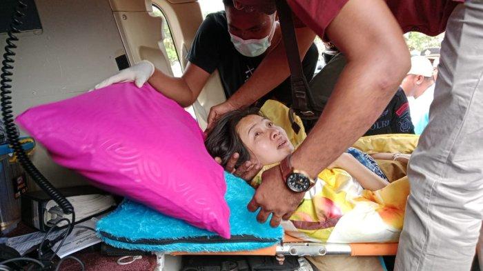 Istri Benny Laos, Sherly Tjoanda, saat dibawa menggunakan helikopter dari Pulau Taliabu, Maluku Utara, ke Luwuk, Sulawesi Tengah, Minggu (13/10/2024).