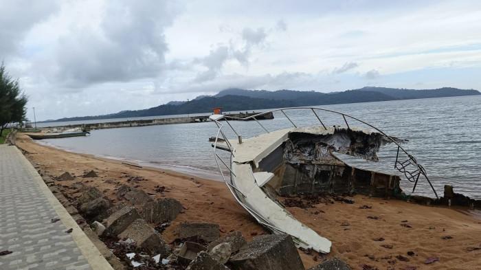 KENANGAN: Bangkai speedboat Bela 72 di Pesisir Pantai Landmark Desa Bobong, Pulau Taliabu, Maluku Utara, Senin (28/7/2025)