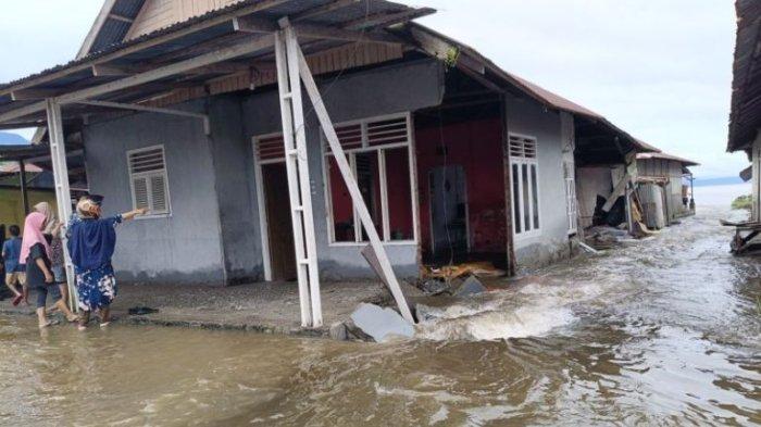 BENCANA: Tampak satu rumah warga di Kecamatan Bacan, Halmahera Selatan, Maluku Utara rusak akibat banjir bandang pada Minggu (22/6/2025)