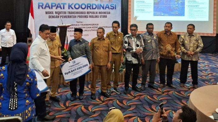 BANTUAN: Wamen Transmigrasi Viva Yoga Mauladi memberikan bantuan dana secara simbolis kepada 7 kepala daerah usai Rakor bersama Pemprov Maluku Utara di Ballroom Hotel Bela Ternate, Selasa (15/7/2025)