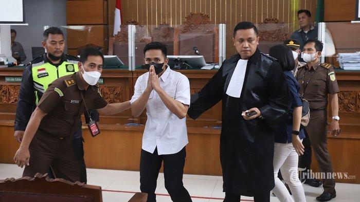 Terdakwa kasus pembunuhan Brigadir N Yosua Hutabarat, Richard Eliezer alias Bharada E bersiap menjalani sidang di Pengadilan Negeri Jakarta Selatan, Rabu (15/2/2023). Sidang hari ini mendengarkan pembacaan vonis yang disampaikan oleh Majelis Hakim.
