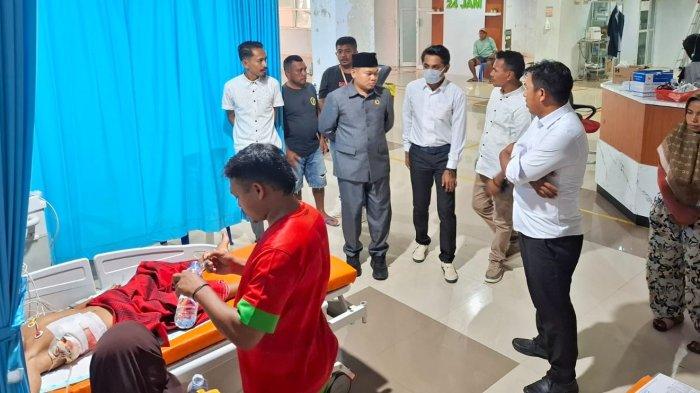 INSIDEN: Ketua DPRD Kabupaten Pulau Morotai, Muhamad Rizki dan ketua Satgas PMPPUKR Pemkab Pulau Morotai, Saiful Paturo beserta sejumlah anggota DPRD Morotai mengunjungi seorang anak yang diduga tertimpa balok pancang bahan sisa Proyek pelabuhan di Water Front City (WFC) tahap II, Desa Daruba, Kecamatan Morotai Selatan, di Rumah Sakit Ir Soekarno Morotai, Rabu (11/6/2025)