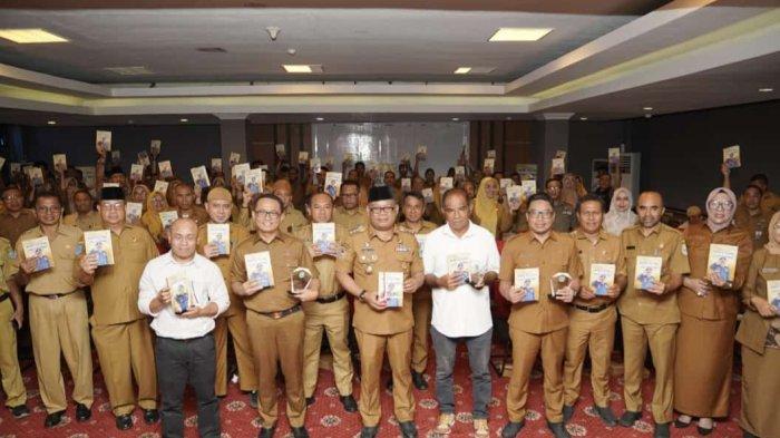 Pose bersama Pj Gubernur Malut Samsuddin A Kadir, dengan beberapa penulis dan para pejabat dan staf di lingkup Pemprov Malut, usai meluncurkan buku biografi Anak Kolong yang Sukses Jadi Pamong