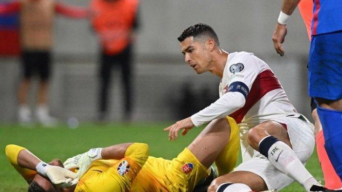 Cristiano Ronaldo usai melakukan pelanggaran kepada Martin Dubravka dalam laga Kualifikasi Euro 2024 antara Slovakia vs Portugal di Stadion Tehelna Pole, Bratislava, 8 September 2023.