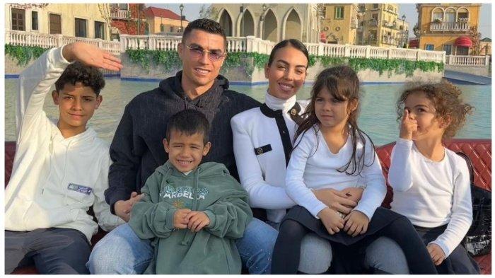 Cristiano Ronaldo dan Georgina Rodriguez beserta anak-anak mereka.