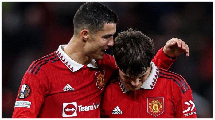 Alejandro Garnacho berjalan bersama idolanya, Cristiano Ronaldo, setelah kemenangan Man United di Liga Europa atas Sheriff Tiraspol pada Oktober 2022 lalu.