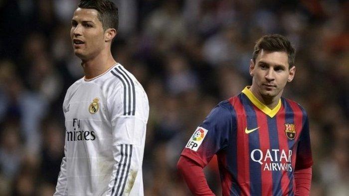 Penyerang Argentina, Lionel Messi, berdiri dengan penyerang Portugal, Cristiano Ronaldo, dalam laga El Clasico di La Liga Spanyol yang mempertemukan Real Madrid vs Barcelona di Santiago Bernabeu, 23 Maret 2014.