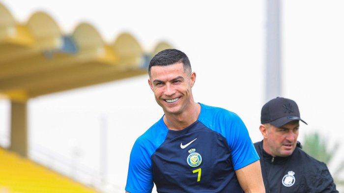 Cristiano Ronaldo dalam sesi latihan bersama Al Nassr setelah jeda internasional November 2023 ini berakhir. Foto diunggah di akun Twitter (X) Al Nassr pada Rabu (22/11/2023) lalu.