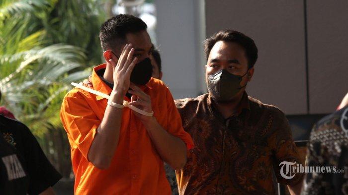 Tersangka kasus penganiayaan terhadap David Ozora, Mario Dandy Satriyo tiba untuk menjalani pelimpahan tahap II tersangka dan barang bukti di Kejaksaan Negeri Jakarta Selatan, Jumat (26/5/2023). Ditreskrimum Polda Metro Jaya melimpahkan kedua tersangka Mario Dandy Satriyo dan Shane Lukas berikut barang bukti ke Kejaksaan Negeri Jakarta Selatan dan selanjutnya ditahan di Rutan Kelas I Cipinang.