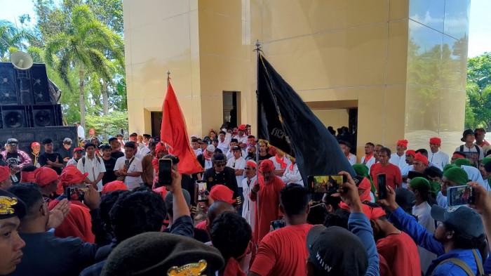 DEMO - Presidium Rakyat Tidore dan Aliansi Masyarakat Oba Bersatu menggelar aksi di Depan Kantor Gubernur Maluku Utara, Rabu (23/7/2025).