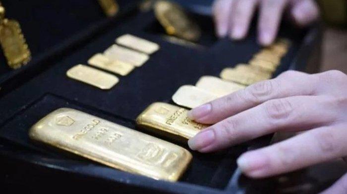Petugas menata emas batangan di Butik Emas Logam Mulia (BELM) Antam Setiabudi, Jakarta, Jumat (12/7/2024). Diunduh pada Jumat (7/3/2025) dari dokumen KOMPAS.com. Berikut harga dan buyback emas Antam terbaru, Sabtu (15/3/2025).