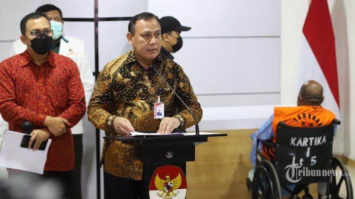 Ketua Komisi Pemberantasan Korupsi (KPK), Firli Bahuri memberikan keterangan pers dengan menghadirkan tersangka kasus suap, Gubernur Papua, Lukas Enembe (kanan) yang mengenakan rompi tahanan KPK dengan tangan diborgol dan menggunakan kursi roda, di RSPAD Gatot Subroto, Jakarta Pusat, Rabu (11/1/2023). Lukas Enembe resmi menjadi tahanan KPK, tetapi karena alasan kesehatan dirinya dibantarkan di RSPAD Gatot Subroto.