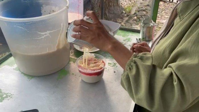 Proses pembuatan Es Pisang Ijo, di Kedai Es Pisang Ijo Arafat Falajawa Satu.