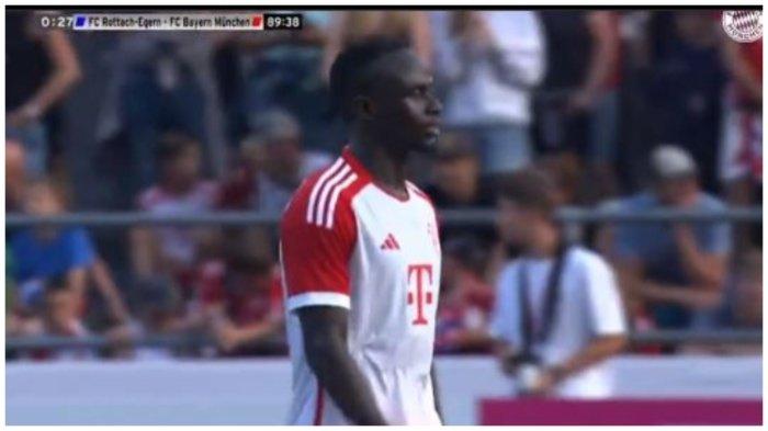 Ekspresi Sadio Mane setelah mencetak gol, kala Bayern Munich melumat tim divisi 9 Liga Jerman, FC Rottach-Egern dengan skor 27-0 alam pertandingan persahabatan pramusim, Selasa (18/7/2023) sore waktu setempat.